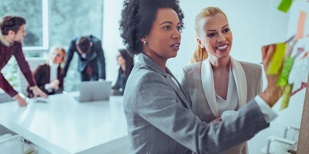 deux-femmes-qui-font-un-brainstorming-1000