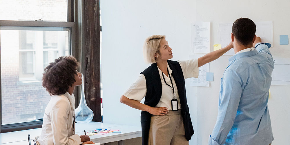 trois-collegues-devant-un-tableau-blanc-1000