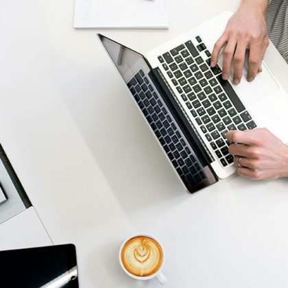 bureau-vu-de-haut-avec-ordinateur-portable-et-cafe-1000