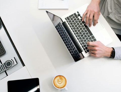 bureau-vu-de-haut-avec-ordinateur-portable-et-cafe-1000
