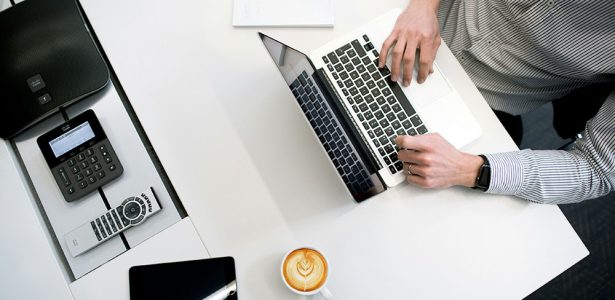 bureau-vu-de-haut-avec-ordinateur-portable-et-cafe-1000