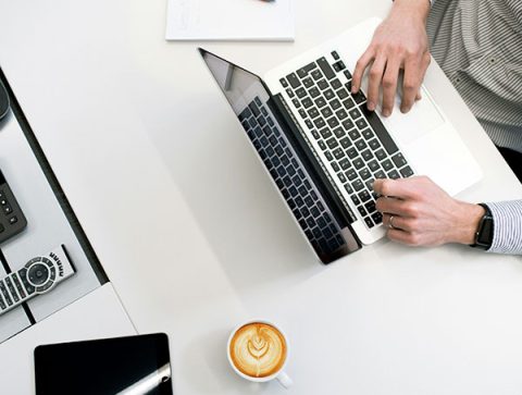 bureau-vu-de-haut-avec-ordinateur-portable-et-cafe-600