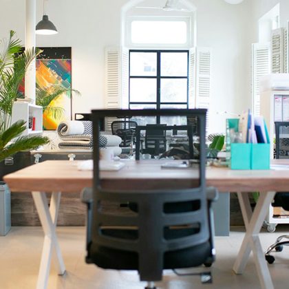 espace-de-bureau-vide-avec-plantes-1000