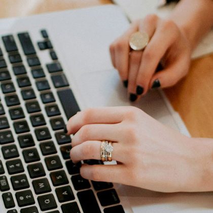 mains-qui-tapent-sur-un-clavier-dordinateur-1000