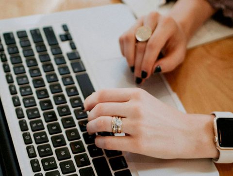 mains-qui-tapent-sur-un-clavier-dordinateur-1000