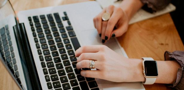mains-qui-tapent-sur-un-clavier-dordinateur-1000