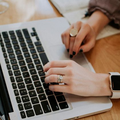 mains-qui-tapent-sur-un-clavier-dordinateur-600