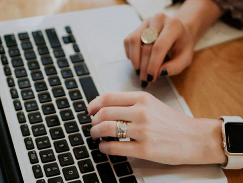 mains-qui-tapent-sur-un-clavier-dordinateur-600