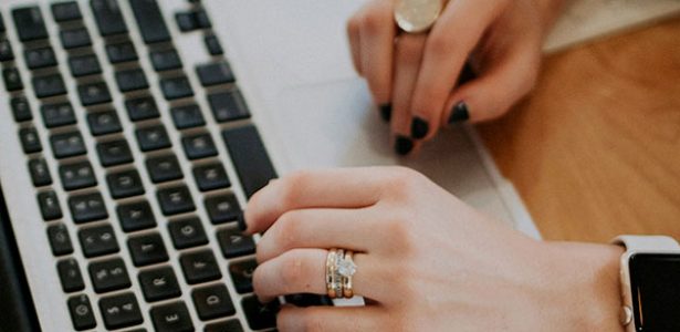 mains-qui-tapent-sur-un-clavier-dordinateur-600